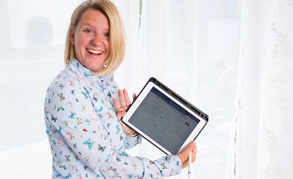 Steffi Krüger mit iPad